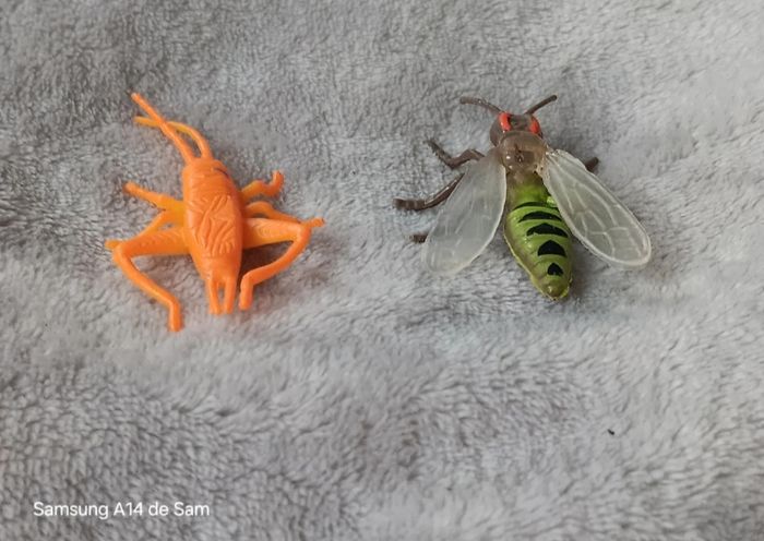 Lot de 2 figurines insecte - photo numéro 3