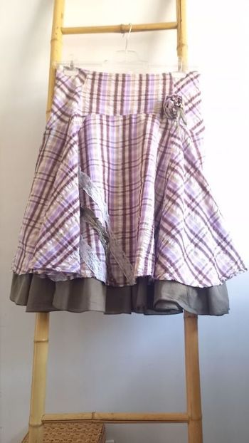 Jupe à carreaux et dentelle