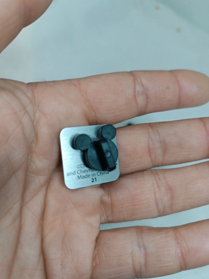 Pin's pins badge personnage Pixar cars figurine ami Friends flash McQueen - photo numéro 7