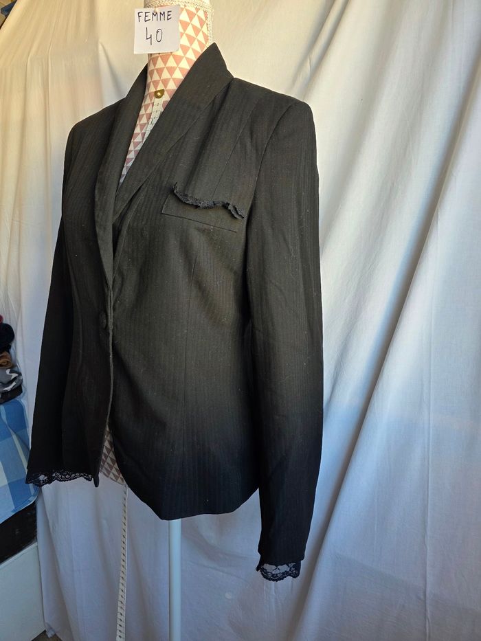 Veste noire a rayures noir façon satin,fausse pochette avec dentelle, bas de manche en dentelle, en excellent état, en viscose&polyester, largeur d'épaule 38cm, largeur sous bras 48cm, longueur 59cm, marque Adèle Joris =8€ - photo numéro 2