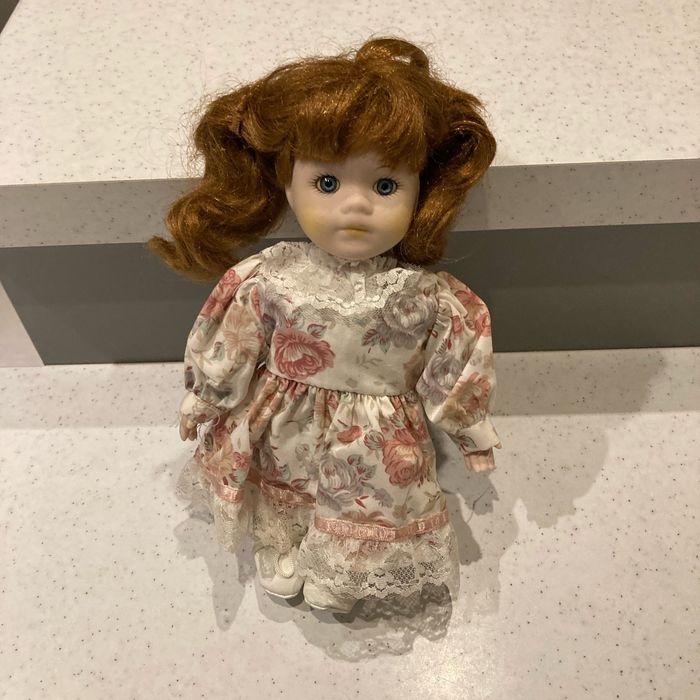 Poupée porcelaine 22 cm