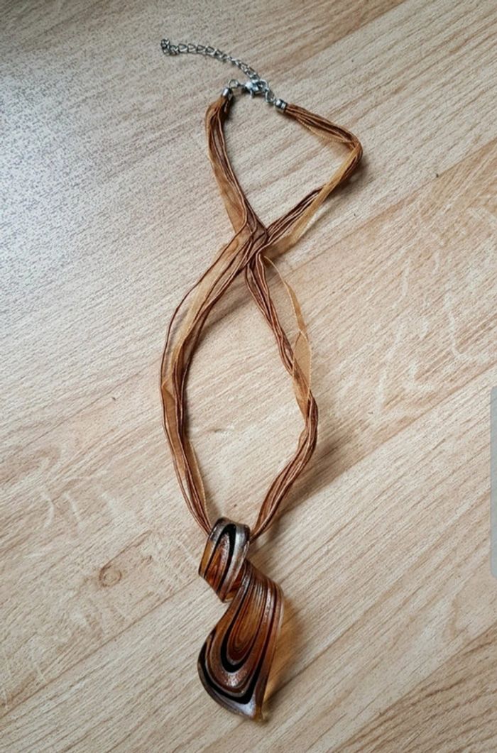 Collier avec pendentif en verre - photo numéro 2