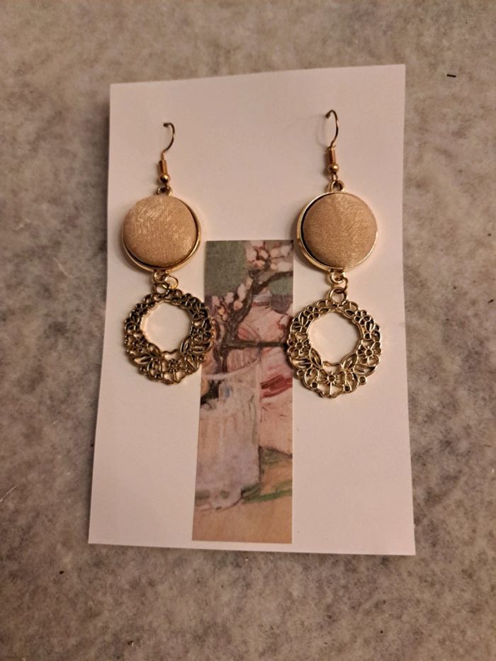Boucles d'oreilles pendante beige doré - photo numéro 7