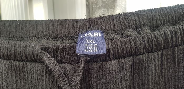 Pantalon noir large .