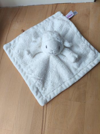 ￼ 

￼



Mouton POMMETTE Intermarché doudou carré plat blanc

