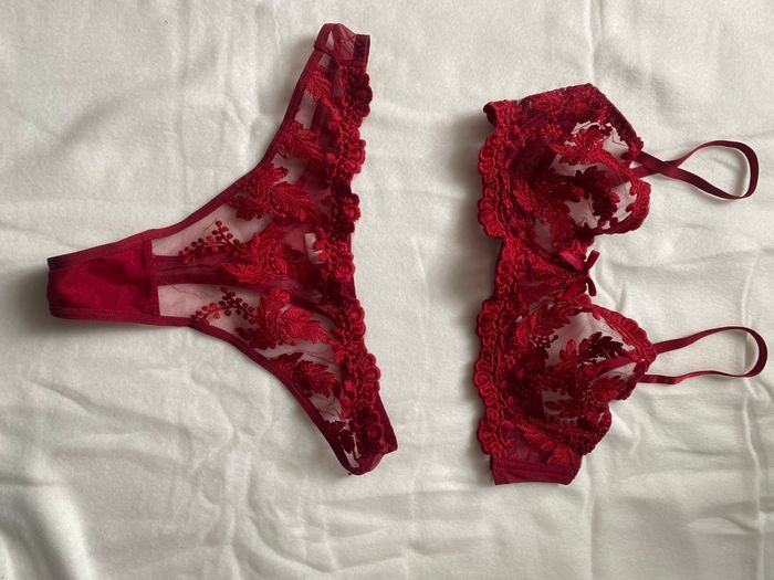 Ensemble de lingerie rouge dentelle neuf - photo numéro 1