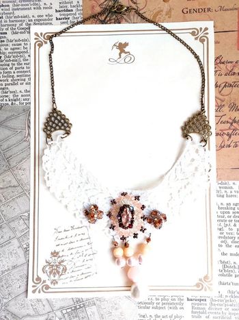 Magnifique collier style victorien broderie blanche