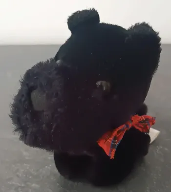 Peluche petit chien bleu marine position assise