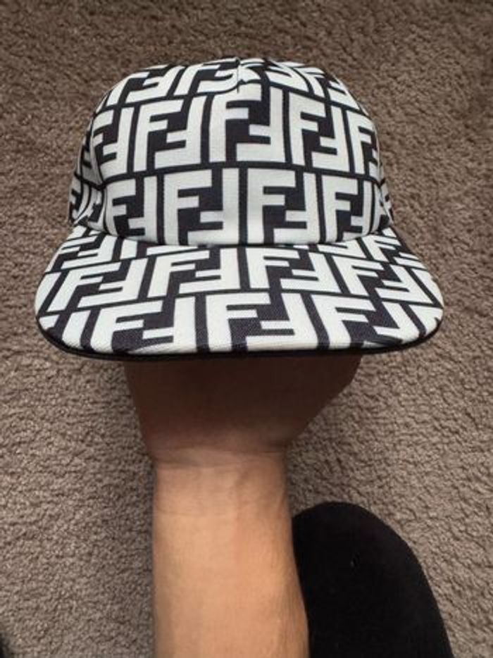 Casquette Fendi - photo numéro 4