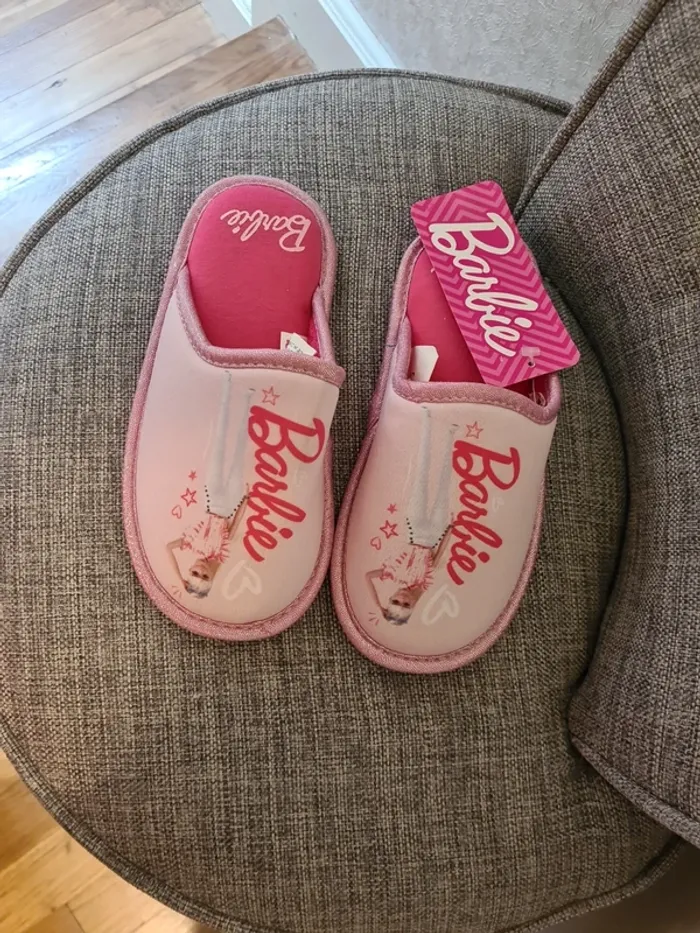 Chaussons Pointure  32 barbie - photo numéro 2