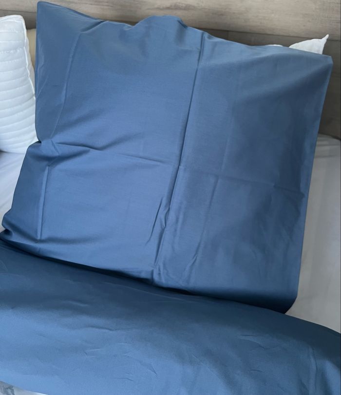 Housse de couette Guy Laroche 240x220 et deux taies d’oreillers 65x65 cm neuf avec étiquette - photo numéro 5