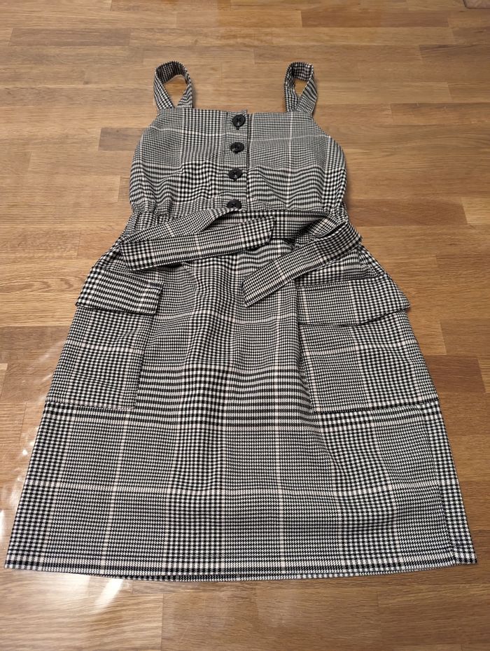 Robe fille 8-9 ans effet rétro très bon état , 134 cm
C&A - photo numéro 3