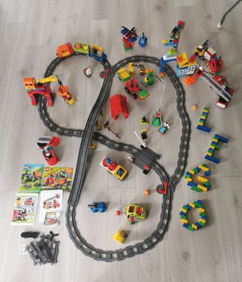 Gros lot duplo, train, rails, grue, pont, tunnel, 3 camions de pompiers, véhicules, personnages...