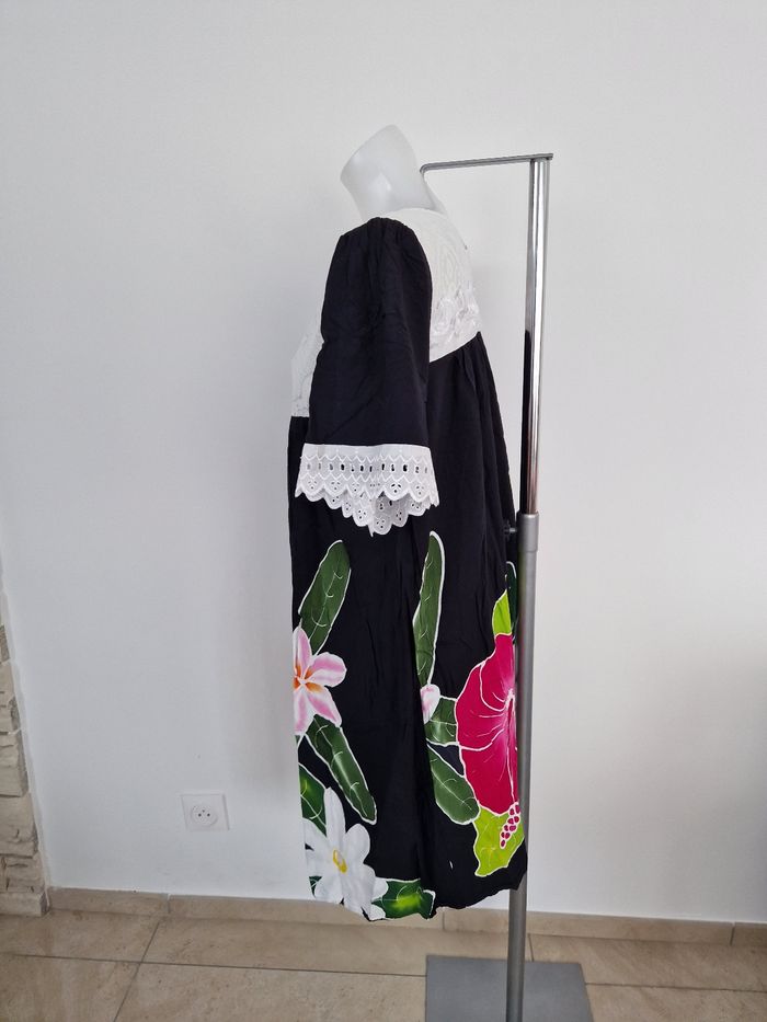 Robe polynésienne noire fleurie avec détail dentelle - photo numéro 5