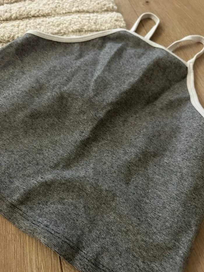 Crop top Zara gris et blanc - photo numéro 2