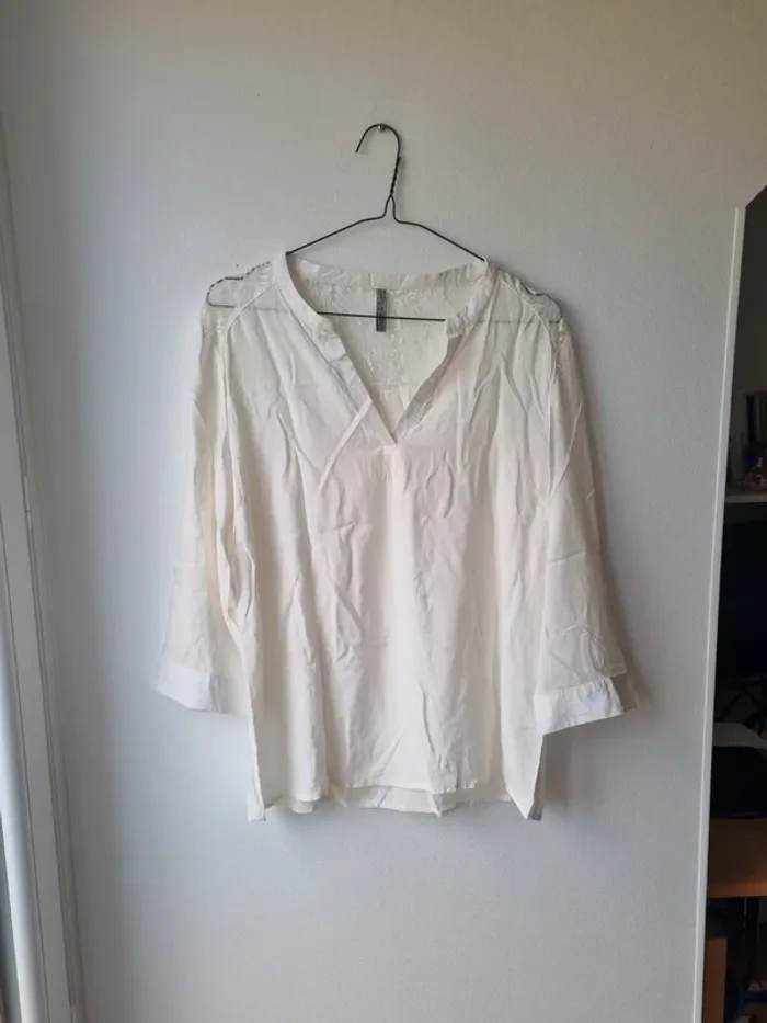 blouse avec dentelle blanche ligne a suivre
