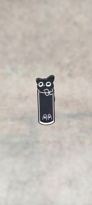 🍄 chat noir dans un verre pins