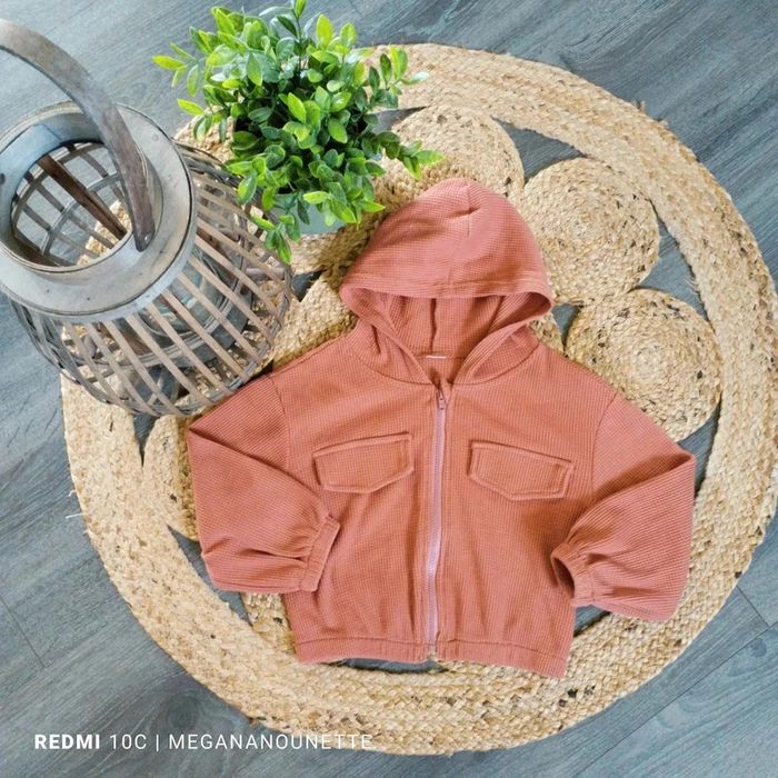 🧡 Veste gilet zippée à capuche texturée – Taille 4 ans / 104 cm