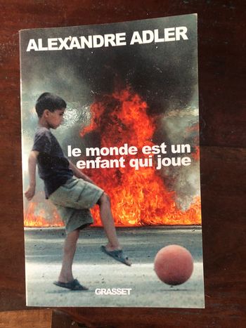Livre broché "Le monde est un enfant qui joue" d'Alexandre Adler