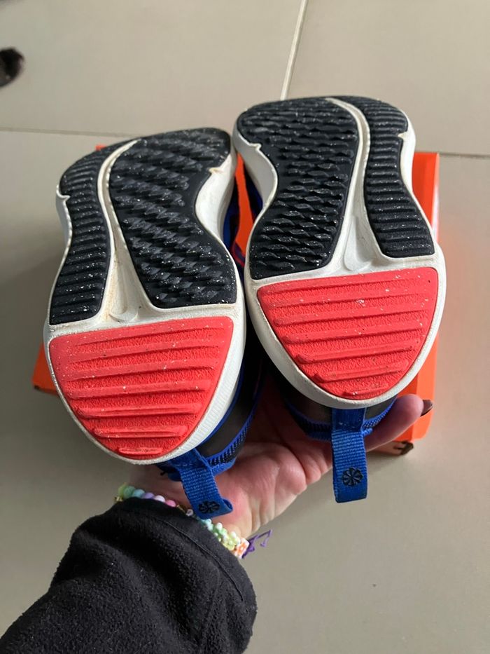 Basket Nike taille 30 noire bleu rouge - photo numéro 2