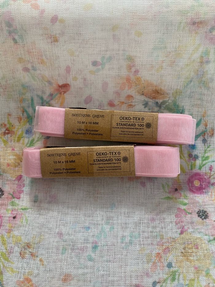 Rubans rose pâles
