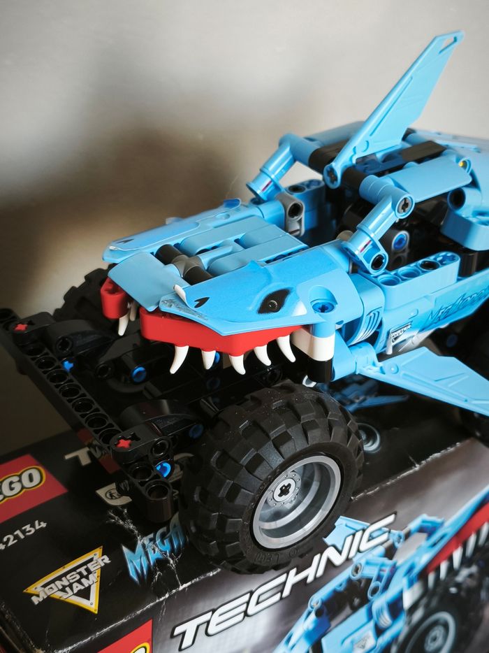 Lego technic - Monster Jam Megalodon - photo numéro 3