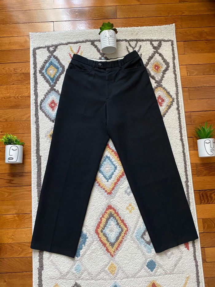 pantalon de costume, à plis et à jambe large sans marque