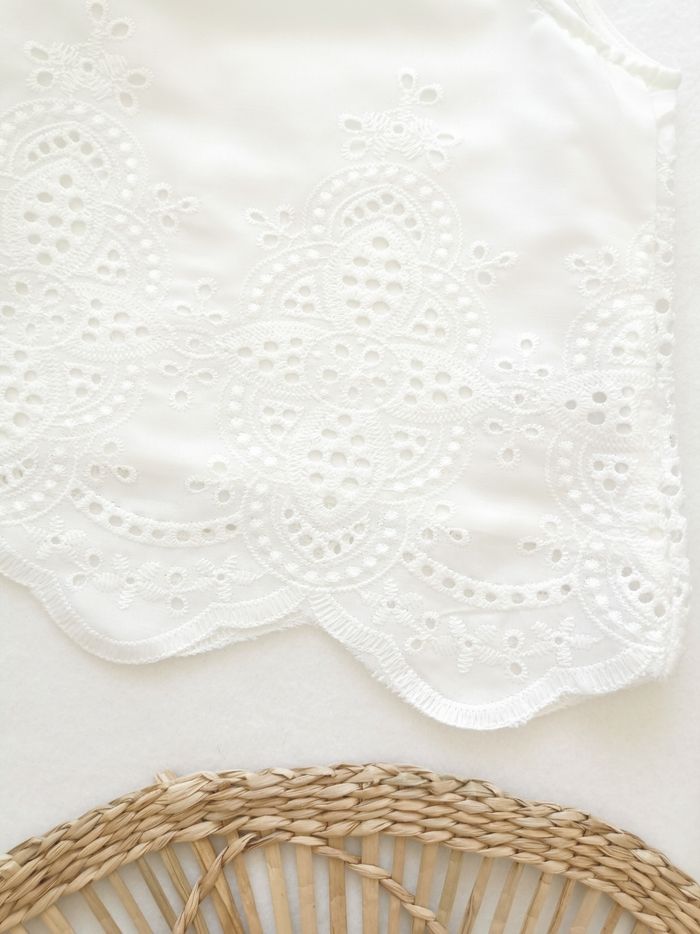 Top blanc ras de cou à broderie anglaise Shein 8/9 Ans - photo numéro 3