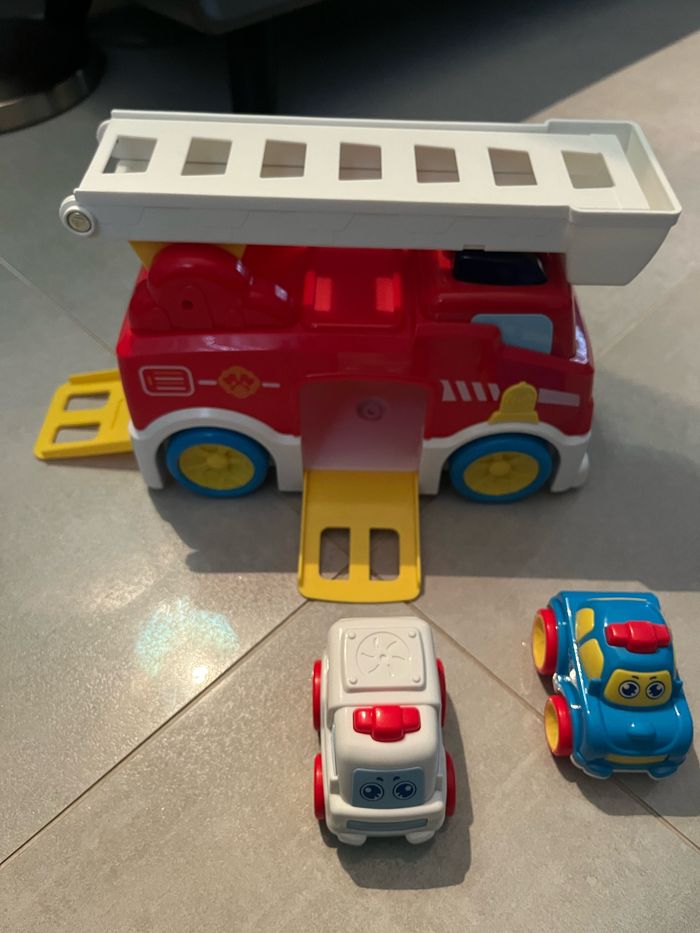 Camion de pompier et 2 véhicules - photo numéro 2