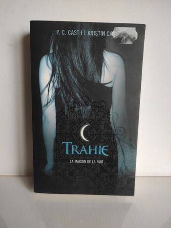 Livre la maison de la nuit tome 2 trahie
