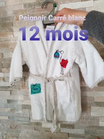 Peignoir brodé Carré blanc