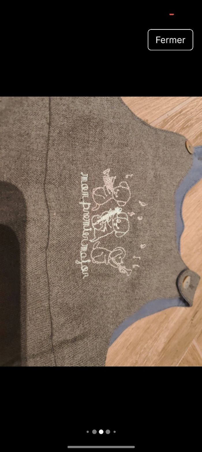 Lot 2 salopettes grises doublé 
Chaude hiver
S'ouvre en totalité sur le bas 
Parfait état 
Taille 3 mois 59-60cm
Marque Obaibi et sergent major - photo numéro 4