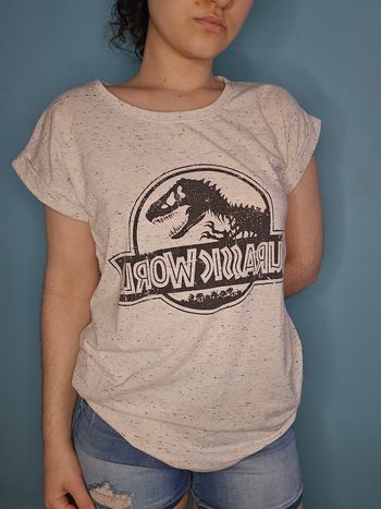 T shirt Jurassic World manches courtes très bon état