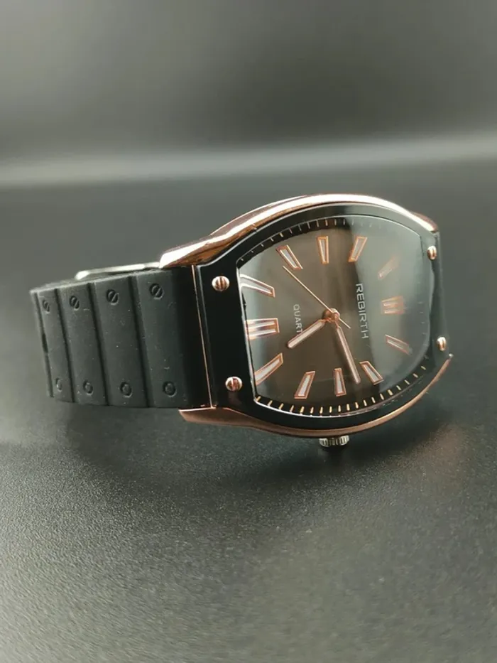Montre losange noire et dorée, style moderne