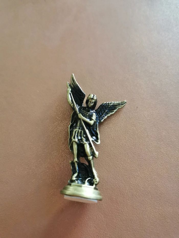 Figurine spirituelle archange St Michael doré - photo numéro 2