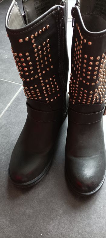 BOTTINES TAILLE 38 - AVEC RIVETS DORES
