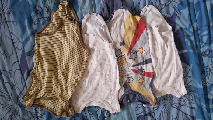 Lot 4 bodies manches courtes