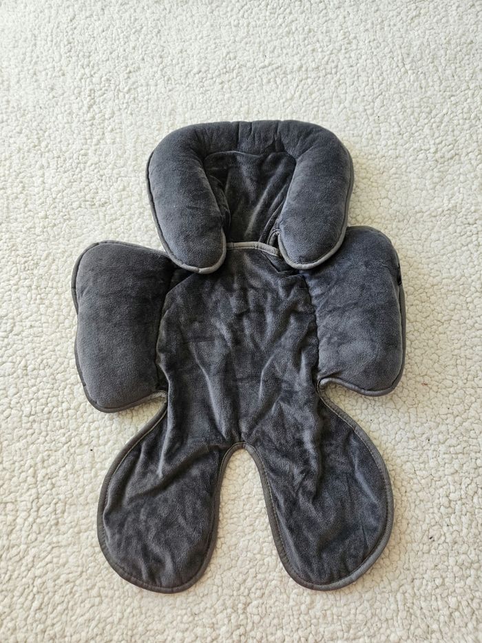 Coussin réducteur en velours molletonné pour poussette siège auto nacelle.
