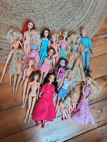 Lot de barbie/ poupées