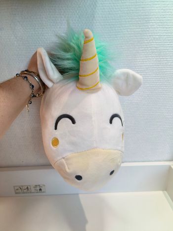 Décoration murale tête licorne peluche