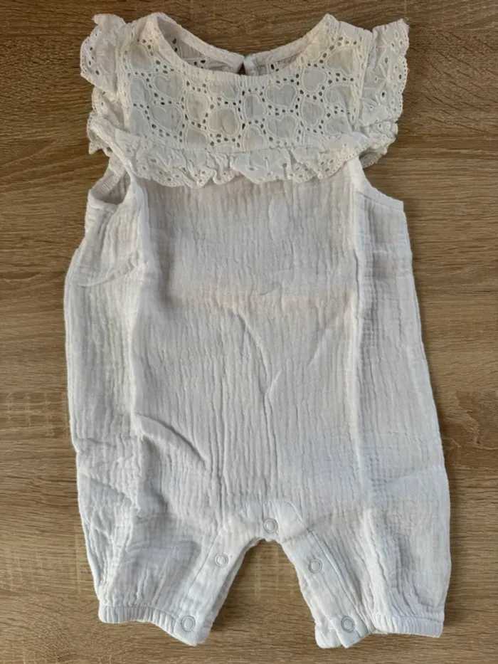Combinaison blanche avec dentelle La Redoute 9 mois Neuf - photo numéro 2