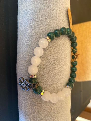 Bracelet en malachite et jade breloque trèfle