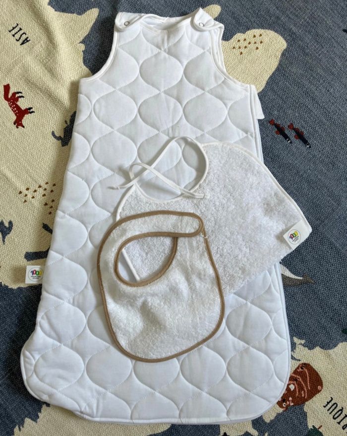 Gigoteuse neuve + 2 bavoirs