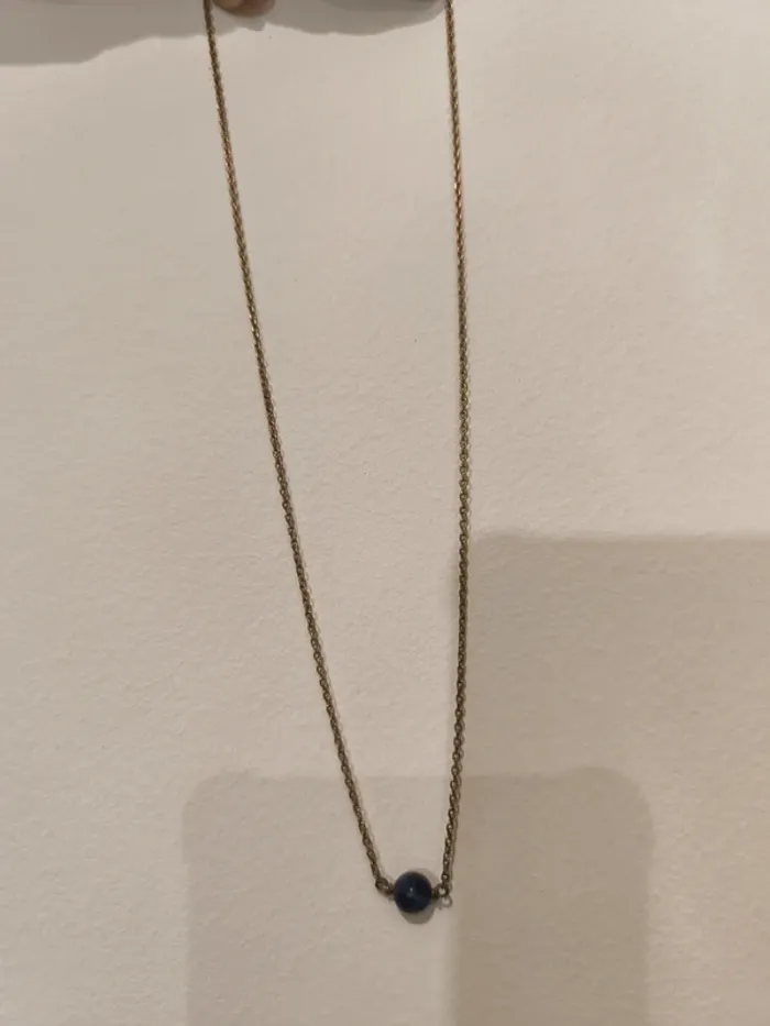 Collier avec perle bleu marine