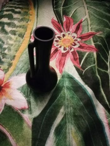 Joli petit vase noir en plastique