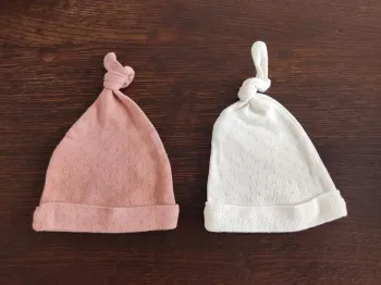 Lot de 2 bonnets de naissance de marque Vertbaudet taille 0 - 1 mois