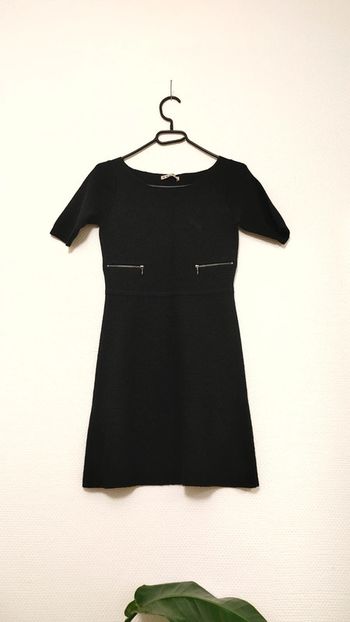 Magnifique mini robe en laine et acrylique manches courtes près du corps maille
