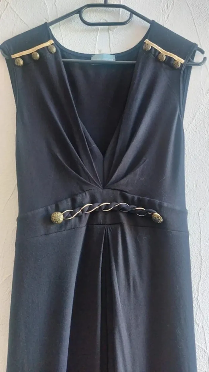 Robe élégante noire avec détails dorés Taille 42/44 - photo numéro 4