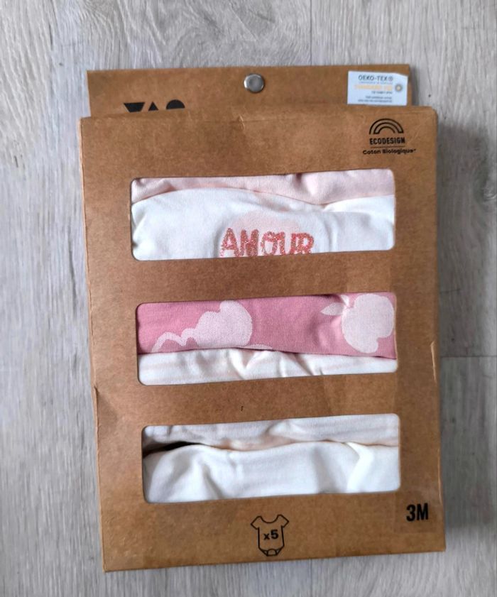 Lot de 5 bodies 3 mois NEUFS coton bio - photo numéro 2