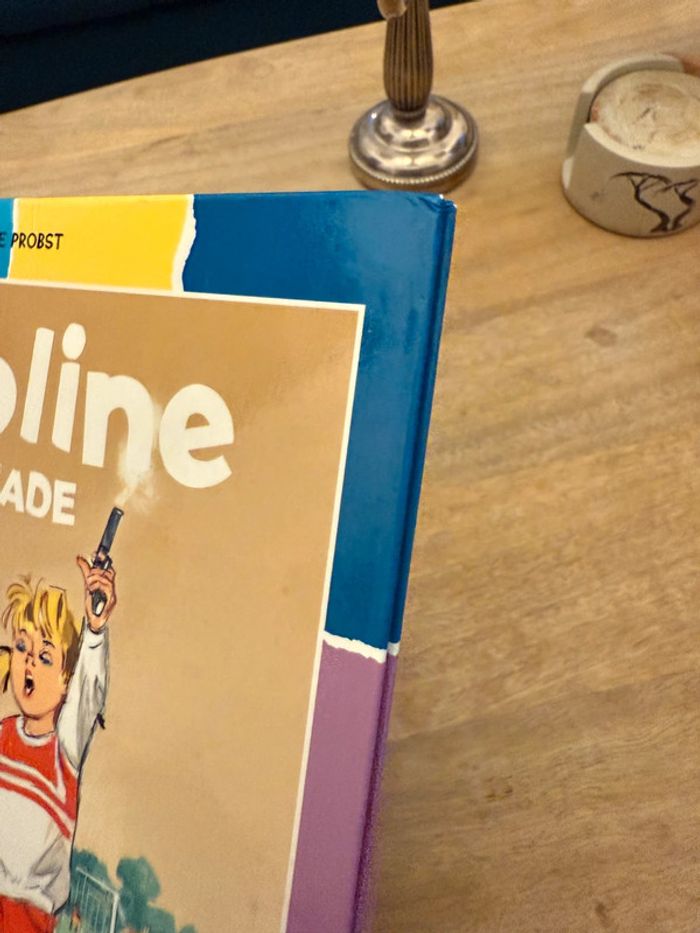 Caroline au Stade édition damiers bords colorés livre bd album Hachette - photo numéro 8